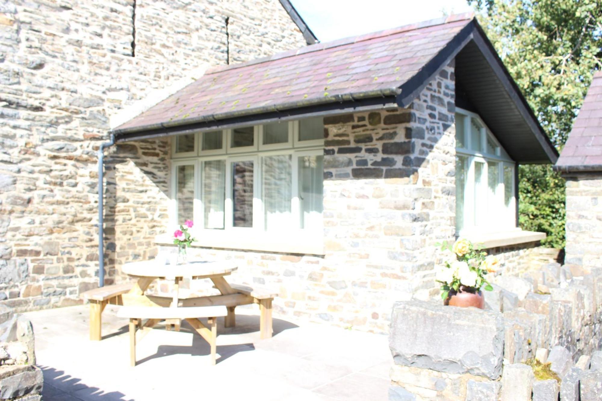 Treberfedd Farm Cottages And Cabins Lampeter Esterno foto