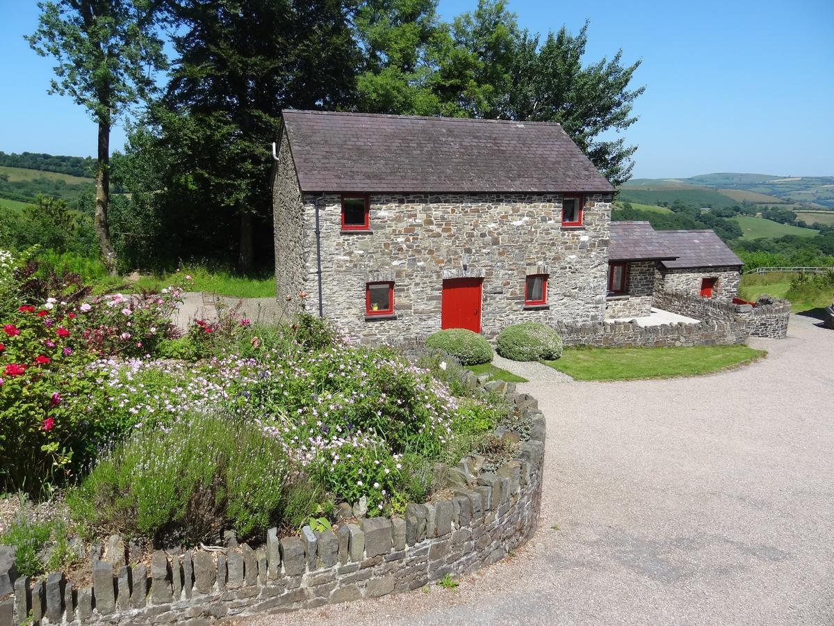 Treberfedd Farm Cottages And Cabins Lampeter Esterno foto